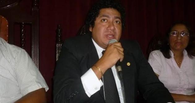 El esquivo titular de la red de Salud Pacífico Norte, Breiner Enríquez, se niega a declarar a la prensa, al parecer por desconocimiento de la problemática del sector.