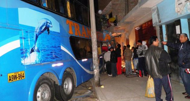 Ocho personas quedaron atrapadas en choque de bus con vivienda en Pardo.