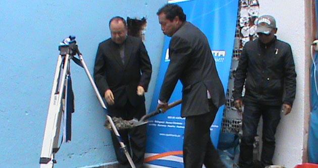 El P. Juan Róger Rodríguez coloca la primera piedra en el futuro local institucional de la Caja del Santa en Huaraz.(Foto: Huarazenlinea.com)