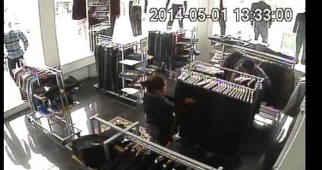 Las cámaras de vigilancia captan el preciso momento en que esta mujer sustrae ropa de los estantes de una céntrica tienda.