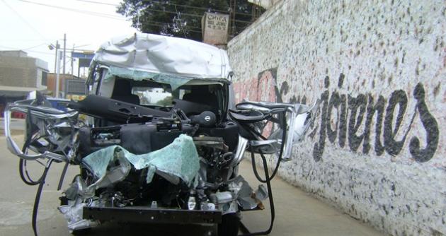 Cadáver de chofer quedó atrapado entre los fierros retorcidos