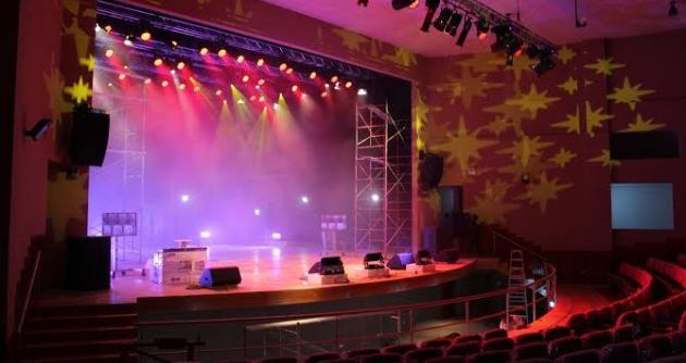 Este en el moderno escenario del Centro Cultural de la UNS, que próximamente será inaugurado.
