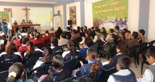 Equipos digitales modernos recibirán escolares de programa de periodismo.