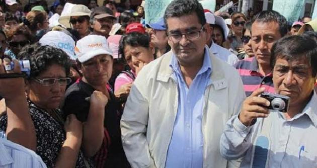 El presidente regional de Áncash, César Alvarez, improvisó un mitín en el frontis de la sede del Ministerio Público. Dijo someterse a todo lo que las autoridades judiciales dispongan.(Foto: Milton Palpa)