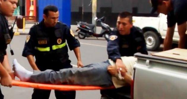 Chimbote en Línea.- Un humilde vendedor de marcianos de nombre Víctor Hugo Terrones Ramírez de 61 años de edad murió atropellado esta mañana en el Mercado La Perla de Chimbote. El chofer Freddy Cruz Llauri de 35 años perdió el control de su vehículo station wagon de placa de rodaje A8Q 160 y arrolló a este padre de familia que todos los días acudía a dicho mercado. Una unidad de rescate de seguridad ciudadana trasladó de emergencia al herido a la clínica San Pedro, pero lamentablemente el médico de turno informó que llegó cadáver. Según el diagnóstico del médico, don Víctor Hugo Terrones sufrió de un traumatismo encéfalo craneano grave y fracturas en la pierna derecha. Los agentes del orden informaron también que el chofer Freddy Cruz fue llevado a la Comisaría Alto Perú para las diligencias de ley. Se le realizó el examen de dosaje etílico, el cual arrojó negativo. Sin embargo, los policías realizan las investigaciones para determinar las causas del fatal accidente, aunque se presume que se le haya vaciado l Chimbote en Línea.- Un humilde vendedor de marcianos de nombre Víctor Hugo Terrones Ramírez de 61 años de edad murió atropellado esta mañana en el Mercado La Perla de Chimbote. El chofer Freddy Cruz Llauri de 35 años perdió el control de su vehículo station wagon de placa de rodaje A8Q 160 y arrolló a este padre de familia que todos los días acudía a dicho mercado. Una unidad de rescate de seguridad ciudadana trasladó de emergencia al herido a la clínica San Pedro, pero lamentablemente el médico de turno in