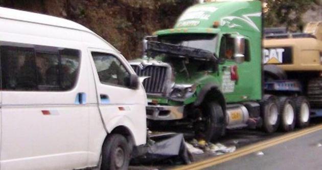 Un niño perdió la vida en choque de combi con tráiler.