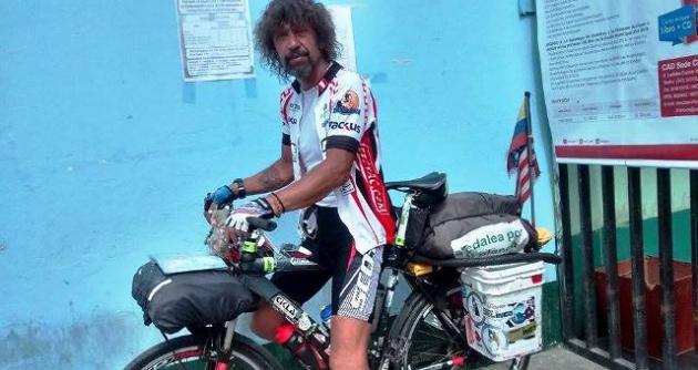 Ciclista y médico veterinario llegó al distrito sureño para fomentar la creación de refugio para animales.