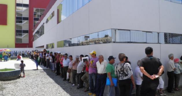 Inmensas colas formaron ayer cientos de fonavistas en Chimbote. (Foto Chimbotenlinea.com)