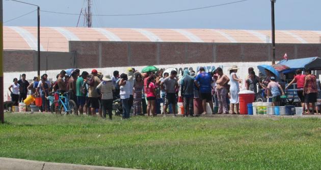 El agua que llevan no es potable y ponen en riesgo la salud de sus familiares.
