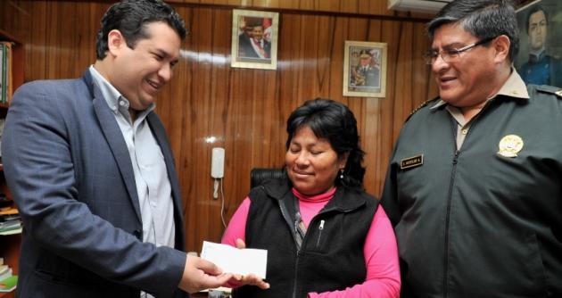 La humilde comerciante Olinda Ramírez quien encontró a la niña Vayoleth, recibió la recompensa de 20 mil soles.