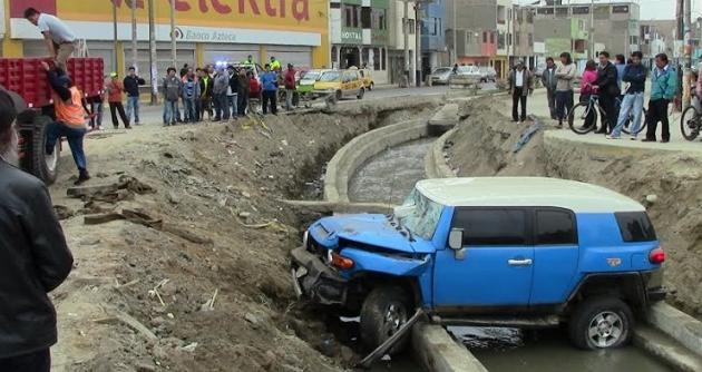 Esta moderna camioneta terminó en el dren de la avenida Aviación. El conductor al parecer manejaba ebrio y se dio a la fuga.