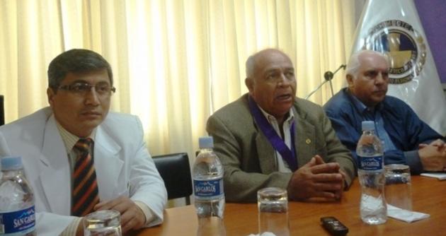 El médico oftalmólogo, Guillermo Gismondi; y el actual decano del Colegio Médico, Carlos Quiróz, anunciaron la construcción de una moderna sede institucional.