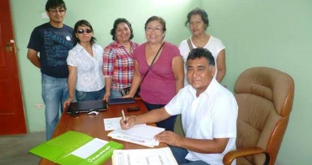 Firma de convenio entre el alcalde de Cambio Puente y el Instituto Pachamama.