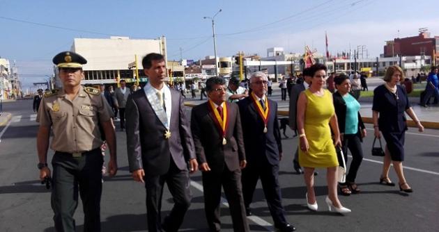 Decano del Colegios de Abogados del Santa, Mirko Alva, participó en la ceremonia de izamiento del Pabellón Nacional con ocasión de conmemorarse el "Día del Abogado".