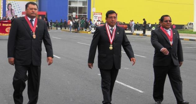 Foto (en el centro) Decano de Colegio de Ingenieros, Consejo Departamental de Ancash-Chimbote