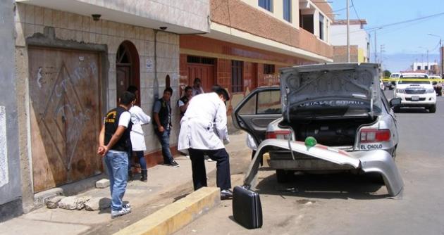 Agentes policiales y peritos de criminalística llegaron hasta La Libertad.