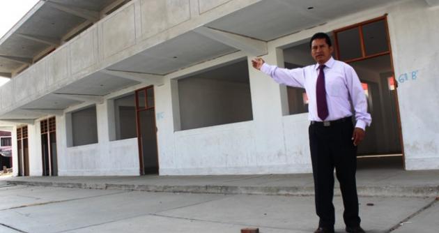 “El 2014 tuvimos 1,150 escolares, pero este año fueron matriculados 728, es que los padres no están de acuerdo en que sus hijos vayan a estudiar como encargados a otros colegios", señaló el director Erlin Robles.