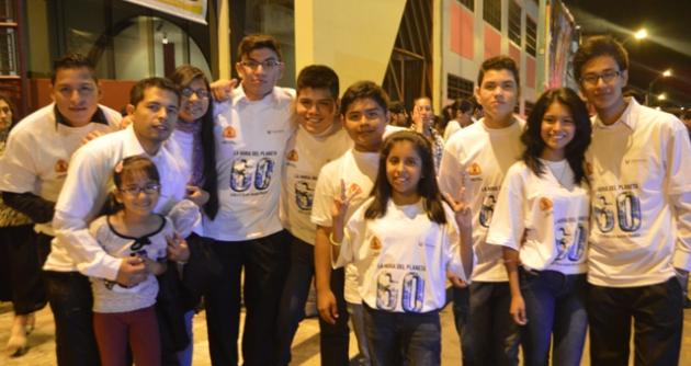 Grupo de jóvenes chimbotanos que participaron en La Hora del Planeta.