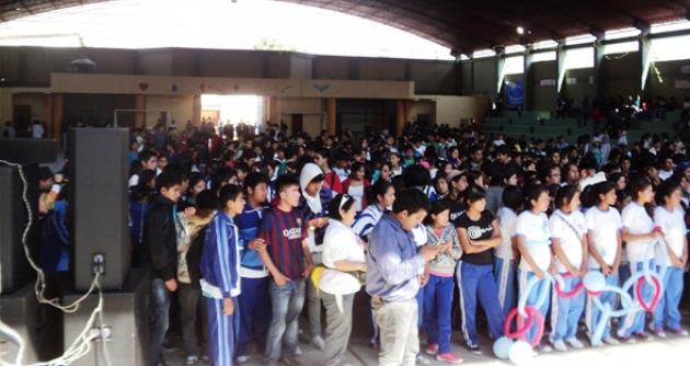 La mañana del sábado se reunieron en la plaza mayor de Jimbe más de ochocientos estudiantes del nivel secundarios.