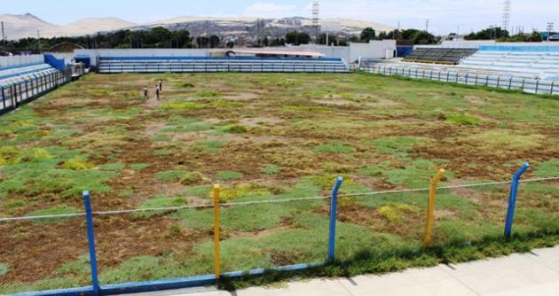 Así luce el campo deportivo, lleno de salitre, arbustos y basura.