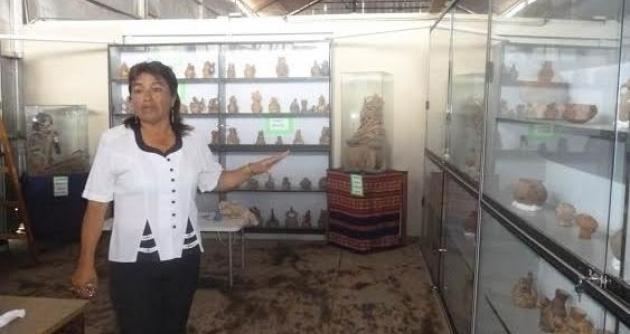 La jefa del INC Chimbote está promoviendo una pequeña exhibición de ceramios en un pequeño museo acondicionado en el ex patio del Ferrocarril. (Foto: Chimbotenlinea.com)