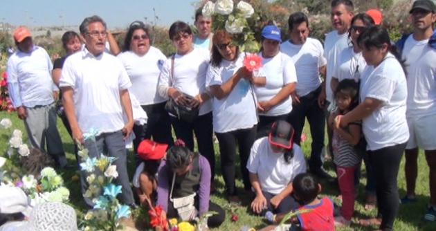 Emotivos momentos en tumba de Ezequiel Nolasco, entre amigos y familiares.