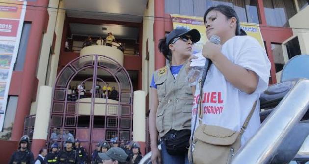 Fiorela Nolasco volvió a exigir que la Policía diga quiénes mataron a su padre, Ezequiel Nolasco. A dos meses del cruel asesinato que cegó la vida del exconsejero regional.(Fotos: Lindberg Cruzado)