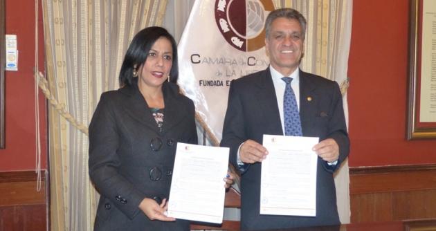 Mónica Gismondi, directora de Perú en Línea, y el doctor Hermes Escalante, presidente de la Cámara de Comercio de La Libertad.