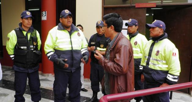 Llanos se escondió en la sala de regidores. Serenos lo protegieron.