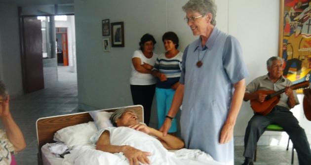 Hermana Juanita Albrach, directora del Hospicio Santiago Apóstol.