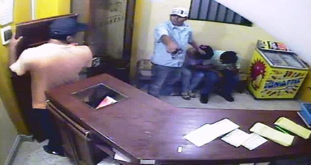 Delincuentes despojaron de sus pertenencias hasta a las parejas que acudieron al hostal.