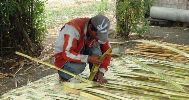 Alejandro Alegre, artesano que trabaja el junco y la totora que crece en los Pantanos de Villa María.
