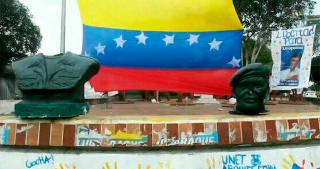 Esta foto ha dado la vuelta al mundo a través de las redes sociales. Muestra una estatua de Hugo Chávez decapitada. (Foto: Twitter)