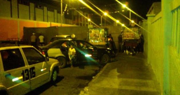 Los padres del colegio Prevocacional cerraron la calle y convirtieron la vía pública en urinario.
