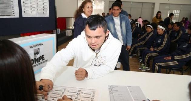 Los ciudadanos invidentes son capacitados por ONPE para que puedan ejercer su derecho al voto.
