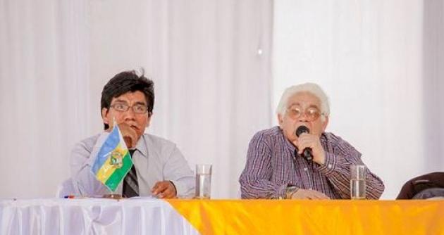 Italo Morales junto al escritor Oswaldo Reynoso.