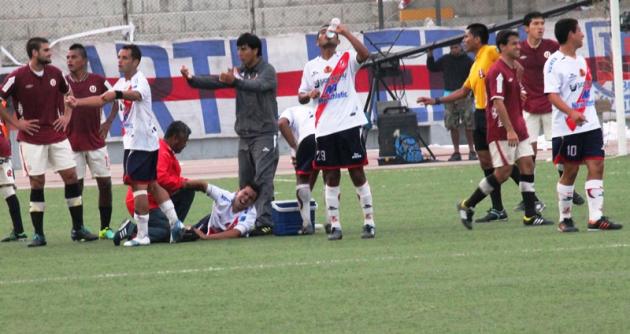 "Ñol" Solano deberá romperse el "coco" para armar su once titular, pues 7 jugadores del Gálvez están lesionados.