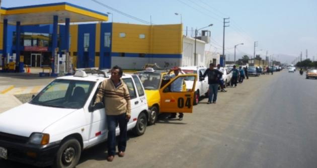 Los transportistas chimbotanos tuvieron que esperar desde la madrugada para poder abastecerse de gas (Foto Milton Palpa)