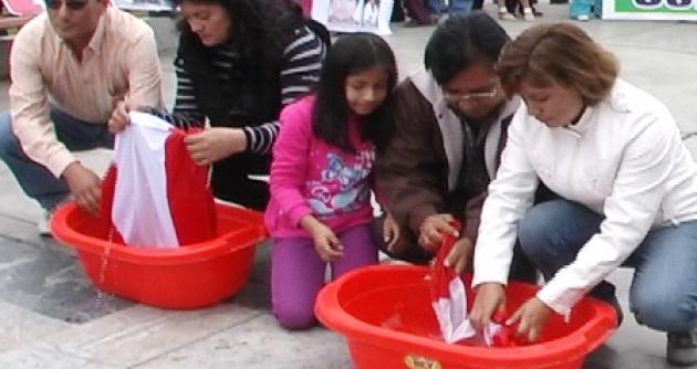 Lavado de banderas en Chimbote. En la foto, vemos al ex consejero regional Nolasco.