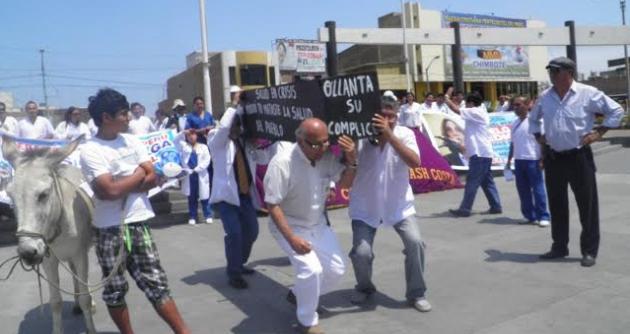Los médicos del Minsa llevan ya 106 días de huelga nacional. Ellos rechazan a la ministra Midori de Habich.