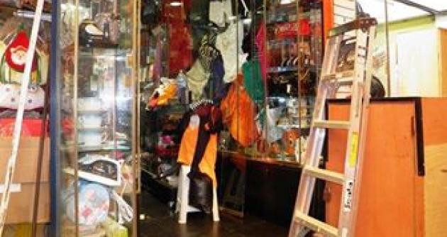 Los ladrones robaron en las tiendas Nº 140 y 141 de venta de ropa de vestir.