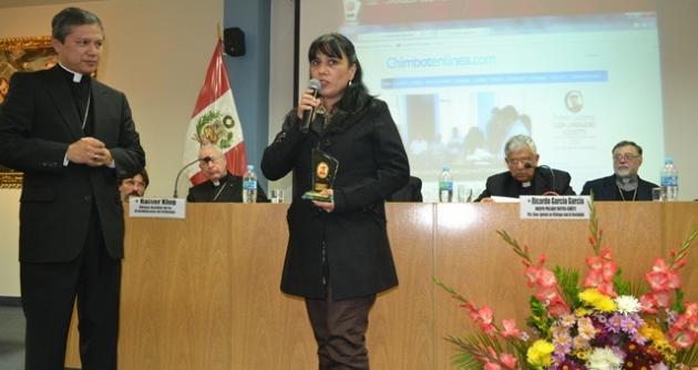Directora de Chimbote en Línea recibe el premio en nombre de todo el staff del diario digital.