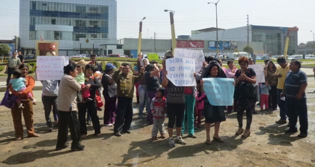 Moradores del pueblo joven Villa España protestaron una vez más en el frontis de Corte Superior.