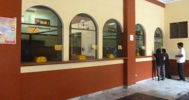Dos delincuentes con pistola en mano y durante 10 minutos asaltaron el área de Tesorería.