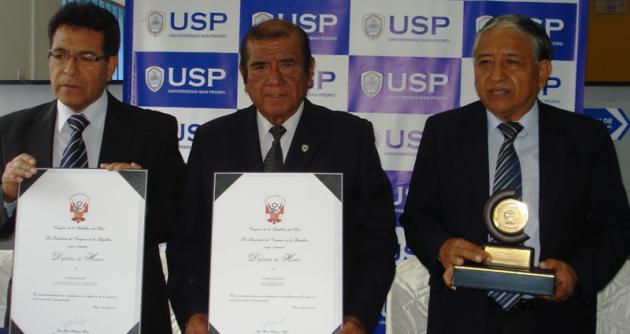 Músicos chimbotanos mostrando los diplomas otorgados por el Congreso de la República.