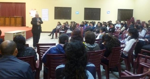 Mons. Angel Simón Piorno en charla con estudiantes del Instituto Pedagógico.