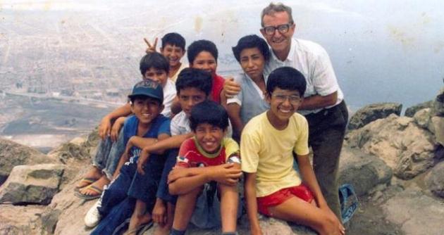 Padre Sandro Dordi con niños de Santa, entre ellos el autor de la nota.