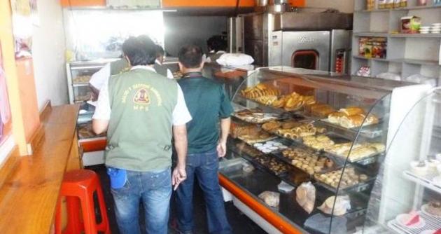 Se decomisaron panetones que no contaban con registro sanitario.