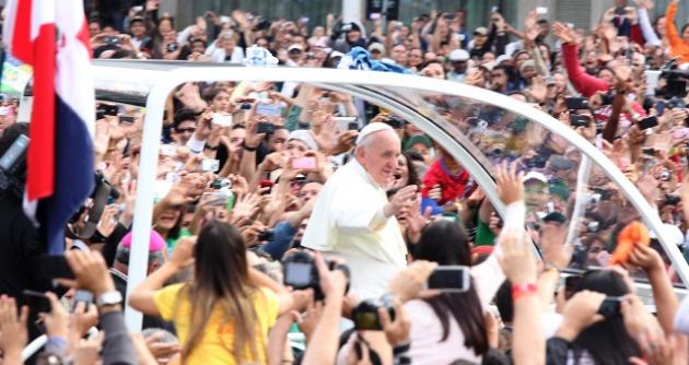 Un tercer aspecto notable de Francisco en Río es su invitación a los jóvenes a "armar lío".