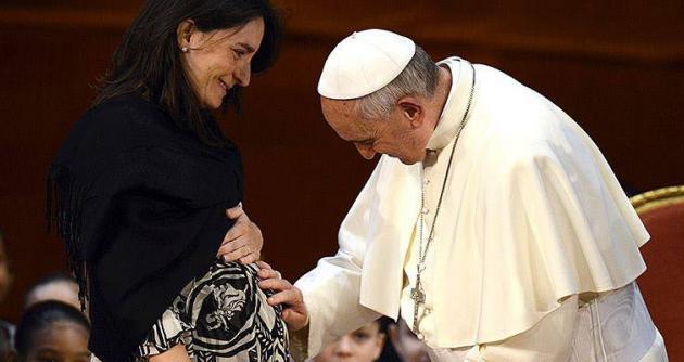 "Las cosas tienen un precio y son vendibles, pero las personas tienen una dignidad", dice el Papa.